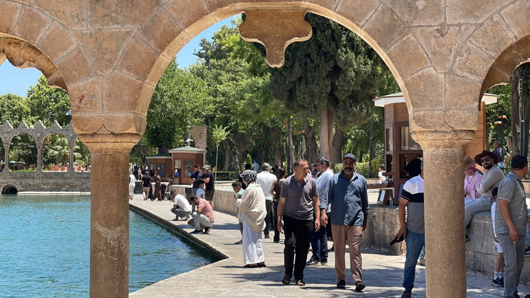 Hava sıcaklığı 40 dereceye ulaştı Vatandaşlar ve turistler zor anlar yaşadı