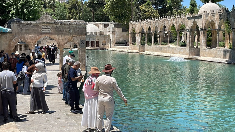 Hava sıcaklığı 40 dereceye ulaştı Vatandaşlar ve turistler zor anlar yaşadı