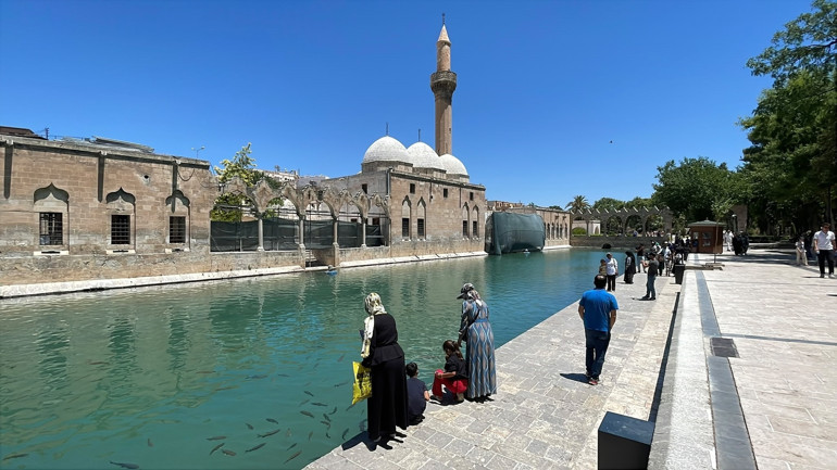 Hava sıcaklığı 40 dereceye ulaştı Vatandaşlar ve turistler zor anlar yaşadı