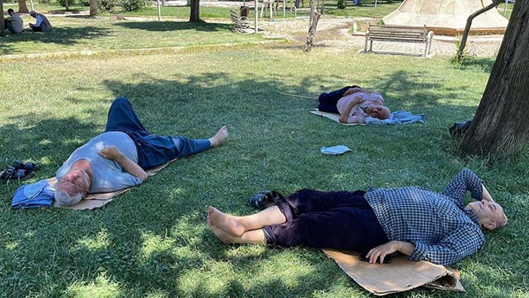  Sıcaktan bunalanlar sahil ve parklara akın etti | Burası cehennem, gelip görsünler