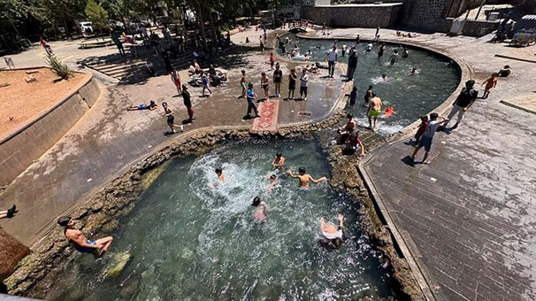  Sıcaktan bunalanlar sahil ve parklara akın etti | Burası cehennem, gelip görsünler
