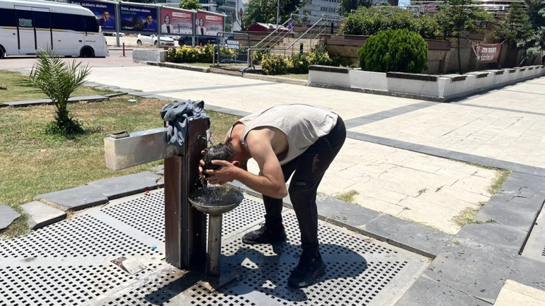  Sıcaktan bunalanlar sahil ve parklara akın etti | Burası cehennem, gelip görsünler