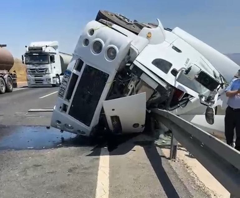 Şırnakta feci kaza Devrilen tankerin şoförü öldü