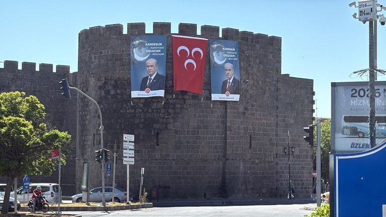 Diyarbakırda tarihi Dağkapı Burcu’na Devlet Bahçeli posteri ve MHP bayrağı asıldı