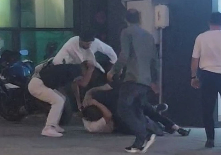 İstanbul’da gençlerin kavgası kamerada Yere yatırıp demirle darbettiler