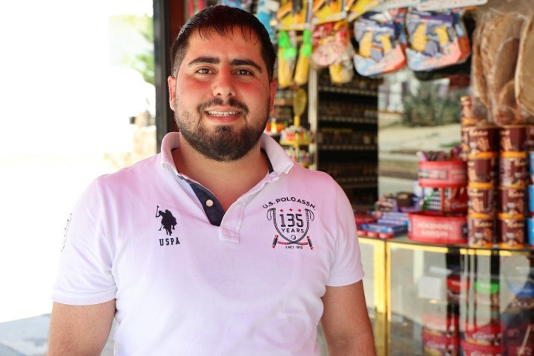 Kapalı büfeden aldıkları suyun parasını kovaya bırakan çocuklar takdir topladı