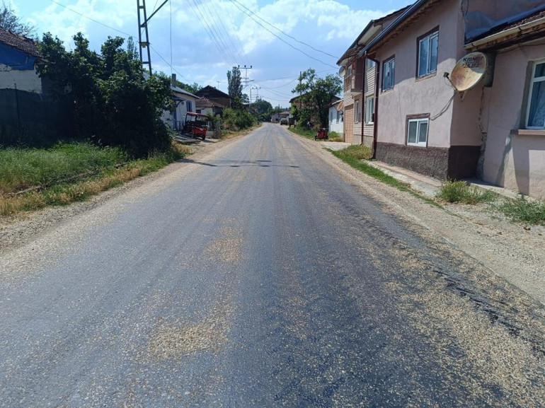 Hava sıcaklığı 40 dereceye ulaştı: Kentte asfalt eridi