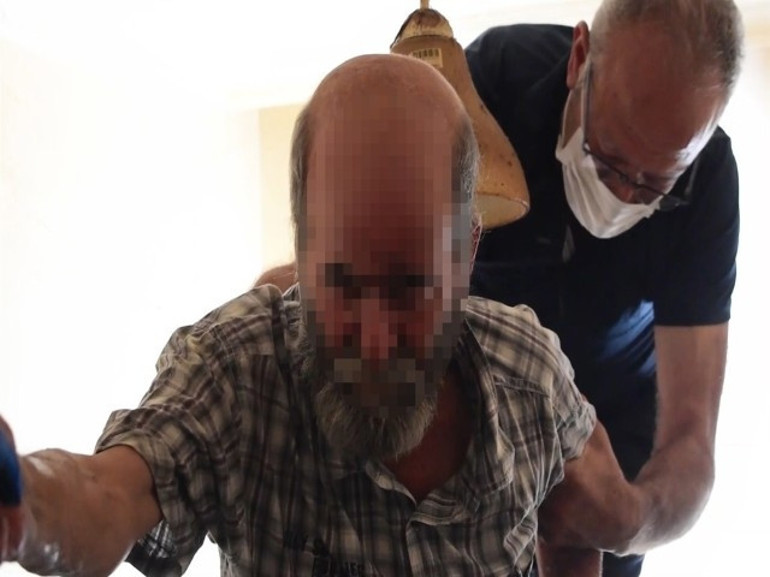 Bursa’da evinde mahsur kalan kişinin dairesinden 7 ton çöp çıktı