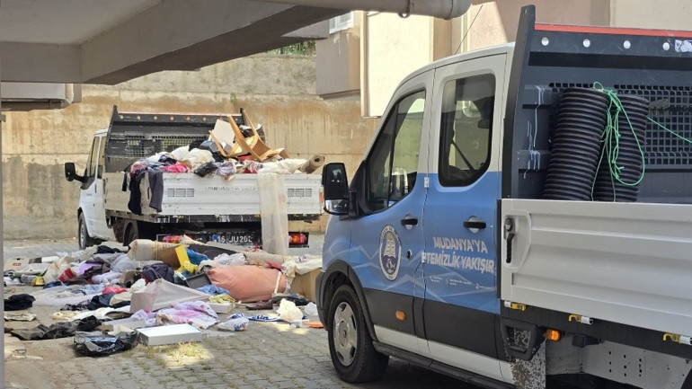 Bursa’da evinde mahsur kalan kişinin dairesinden 7 ton çöp çıktı
