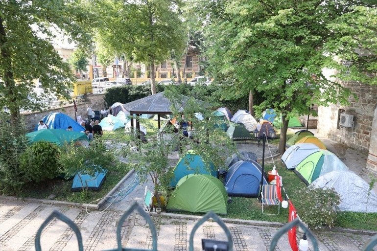 Dünyada eşine az rastlanır bir tutku | Şehre akın ettiler... Otellerde yer bulamayanlar parklarda çadır kurdu