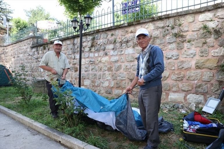 Dünyada eşine az rastlanır bir tutku | Şehre akın ettiler... Otellerde yer bulamayanlar parklarda çadır kurdu