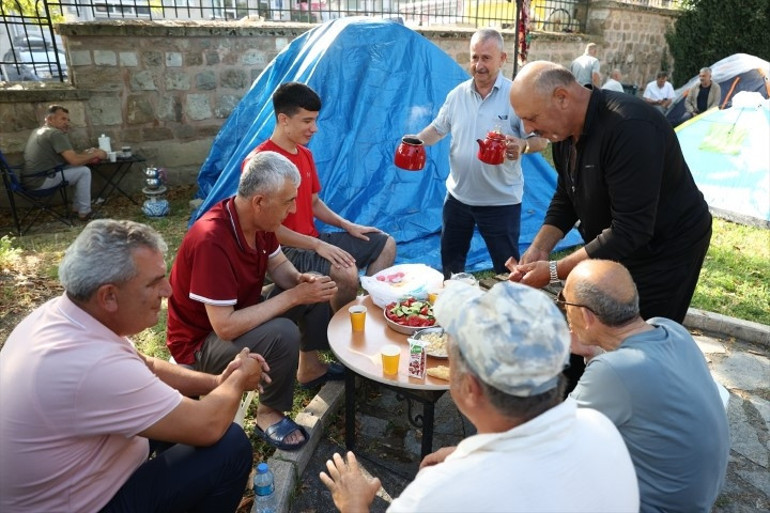 Dünyada eşine az rastlanır bir tutku | Şehre akın ettiler... Otellerde yer bulamayanlar parklarda çadır kurdu