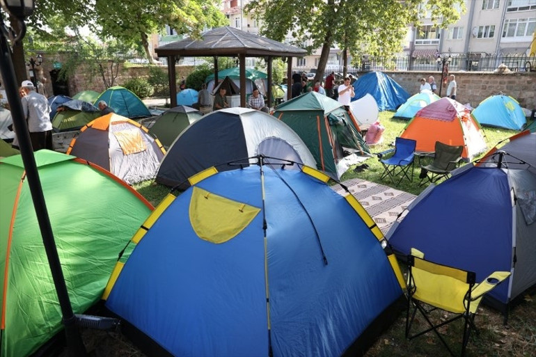 Dünyada eşine az rastlanır bir tutku | Şehre akın ettiler... Otellerde yer bulamayanlar parklarda çadır kurdu