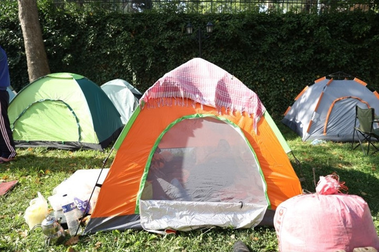 Dünyada eşine az rastlanır bir tutku | Şehre akın ettiler... Otellerde yer bulamayanlar parklarda çadır kurdu