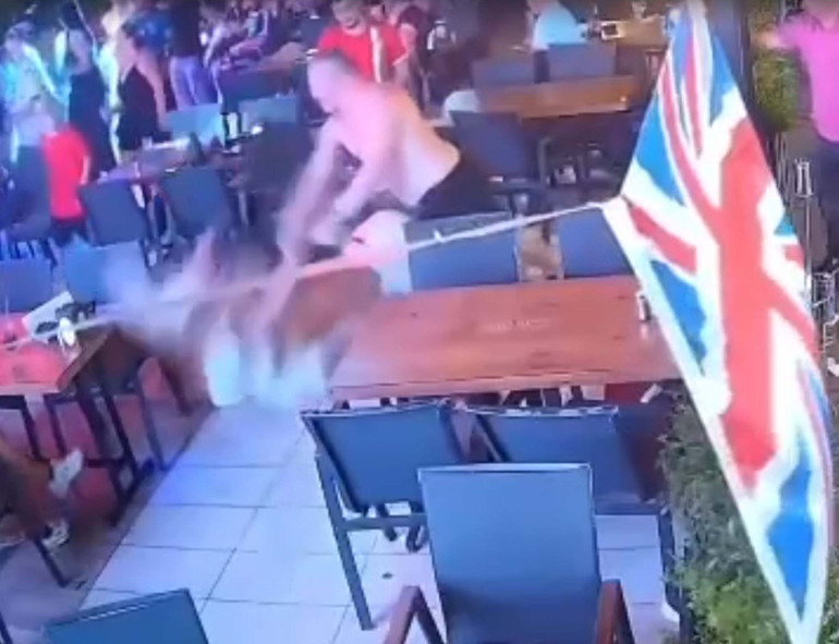 Muğla’da kavga anı kamerada İngiliz çift restoranda birbirine girdi