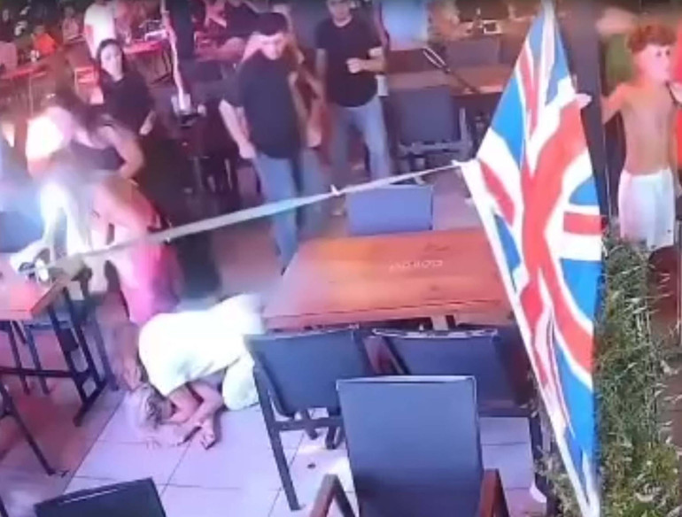 Muğla’da kavga anı kamerada İngiliz çift restoranda birbirine girdi