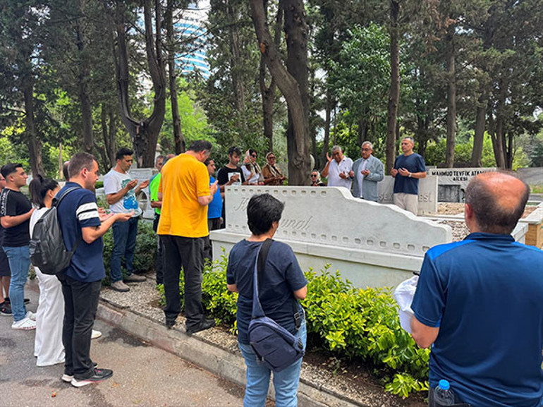 Sevenleri onu unutmadı... Kemal Sunal, vefatının 26. yılında kabri başında anıldı