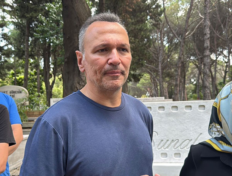 Sevenleri onu unutmadı... Kemal Sunal, vefatının 26. yılında kabri başında anıldı