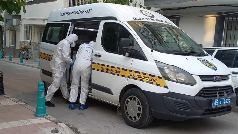  Uyuduğunu sanıp kardeşinin cesedi ile 2 gün yaşadı