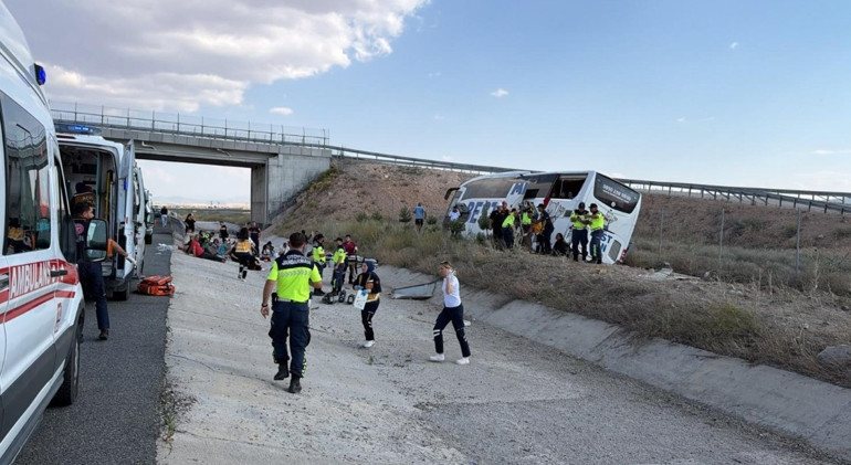 Yolcu otobüsü yoldan çıktı… Onlarca yaralı var