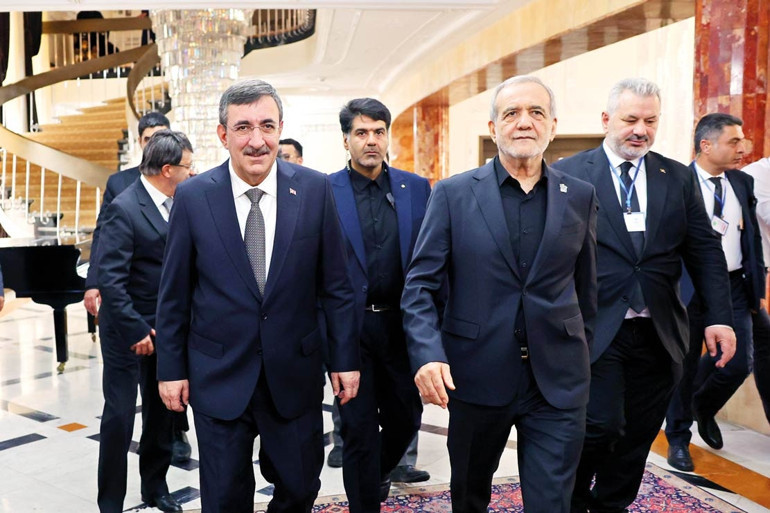 Hamaney için ilk tören son namaz yerinde… Her köşe başında öfke ve matem...