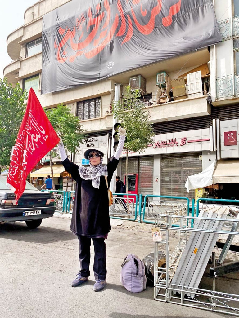 Hamaney için ilk tören son namaz yerinde… Her köşe başında öfke ve matem...