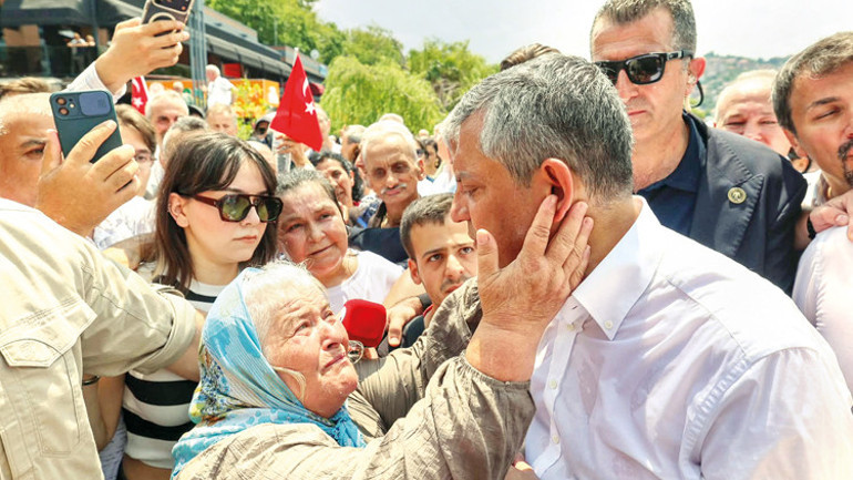 Özgür Özel: Yeniyi kuran yürüyüşteyiz