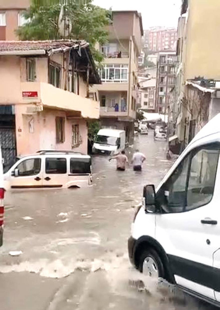 40 dakikada 2 aylık yağış düştü… İstanbul’u sağanak vurdu