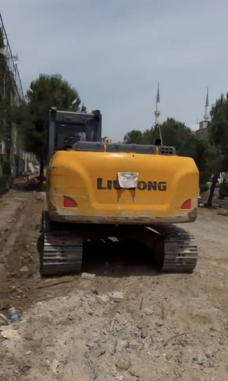 İstanbulda tepki çeken manzara Otopark için ağaçları kestiler iddiası