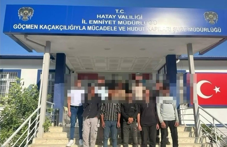 Hatayda otomobil bagajından göçmen çıktı İnsan taciri tutuklandı, 102 bin TL ceza kesildi