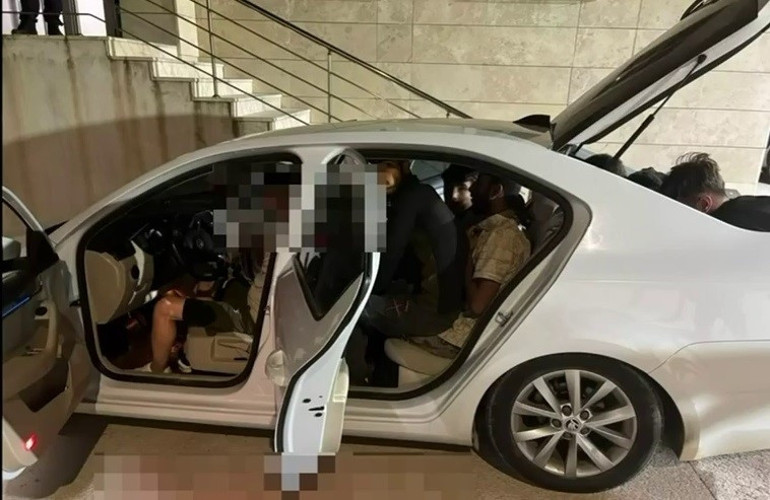 Hatayda otomobil bagajından göçmen çıktı İnsan taciri tutuklandı, 102 bin TL ceza kesildi