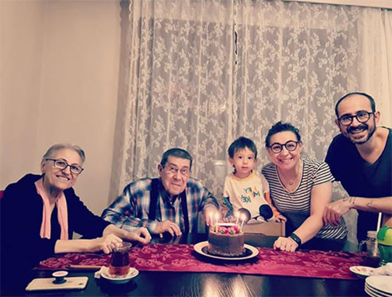 Ömürlük olsun diye tiyatrocuyla değil onunla evlenmişti... Hayatının 44 yıllık sevincini 2022de kaybetti... Şimdi ölümde buluştular