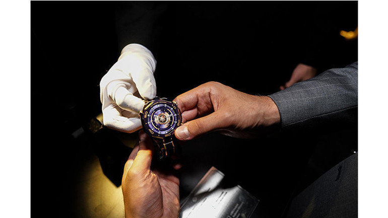 Zarafetin Geometrisi: HUAWEI Watch Ultimate Design