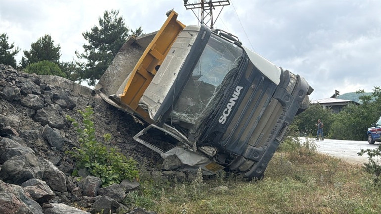 Samsun’da freni boşalıp devrilen hafriyat kamyonun şoförü öldü: Yakınları feryat etti