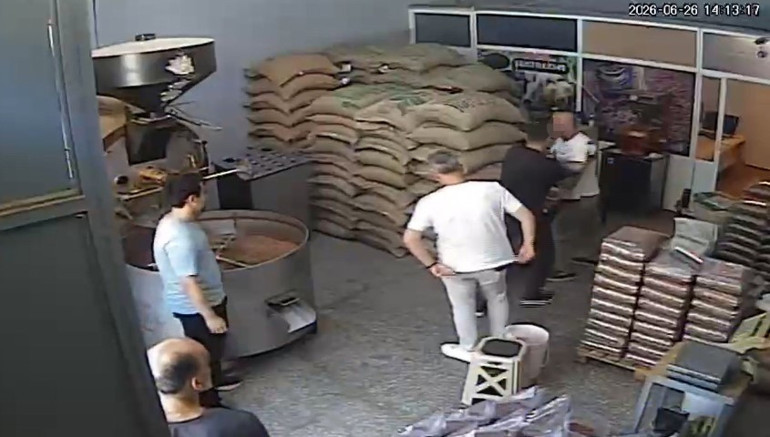 Kahve parasını istedi, iş yerine zarar verip darbetti