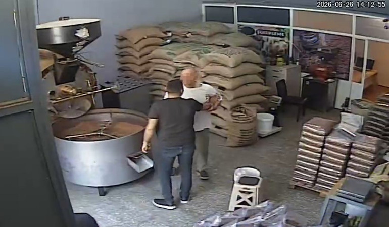 Kahve parasını istedi, iş yerine zarar verip darbetti