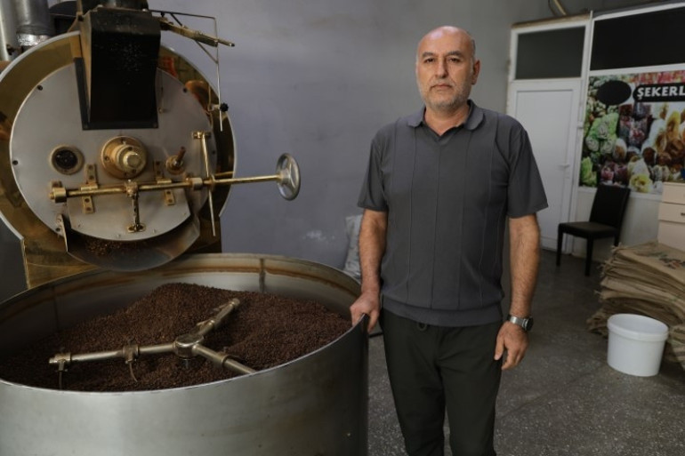 Kahve parasını istedi, iş yerine zarar verip darbetti