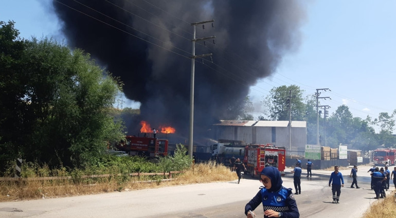 Kocaelide fabrika yangını 1 kişi hayatını kaybetti