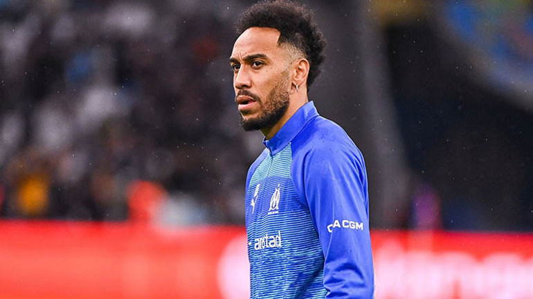 Pierre Emerick Aubameyang, Çorum FKya İmzalar atılıyor
