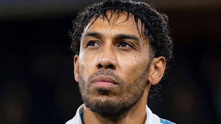 Pierre Emerick Aubameyang, Çorum FKya İmzalar atılıyor
