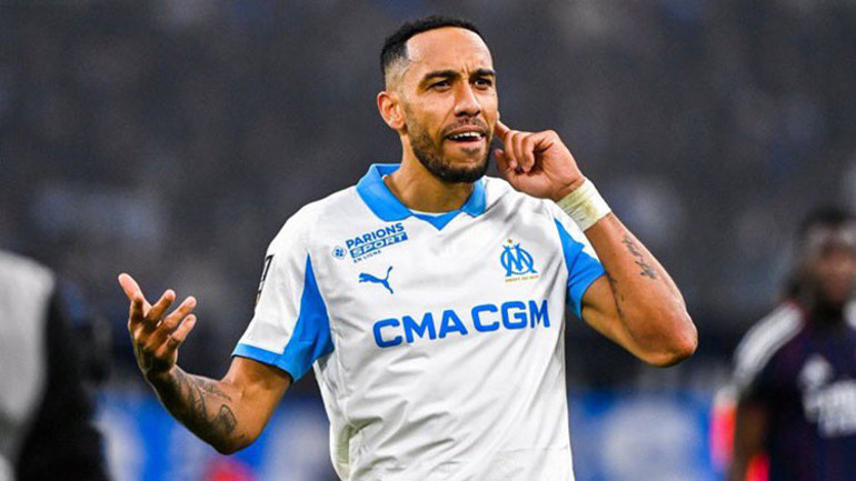 Pierre Emerick Aubameyang, Çorum FKya İmzalar atılıyor