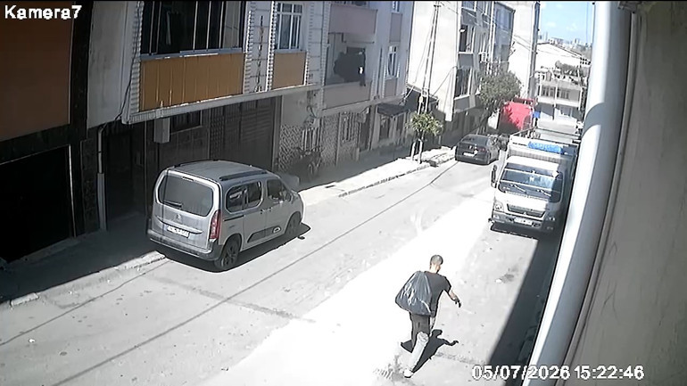 Avcılar’da park halindeki kamyonlardan hırsızlık kamerada
