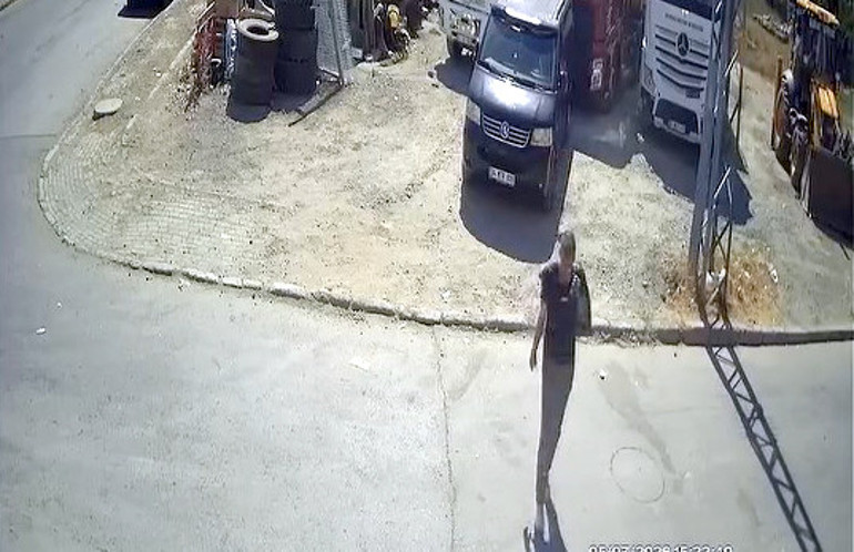 Avcılar’da park halindeki kamyonlardan hırsızlık kamerada