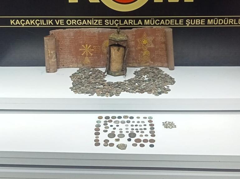 Mersin’de polis baskınında duvar saatlerinden uyuşturucu çıktı