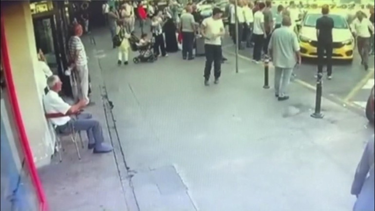Otogara babasını almaya gelen taksici ile diğer taksiciler birbirine girdi: 2 yaralı
