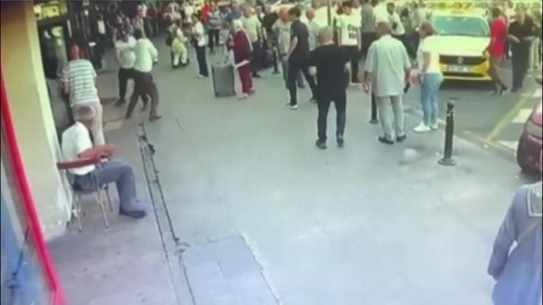 Otogara babasını almaya gelen taksici ile diğer taksiciler birbirine girdi: 2 yaralı