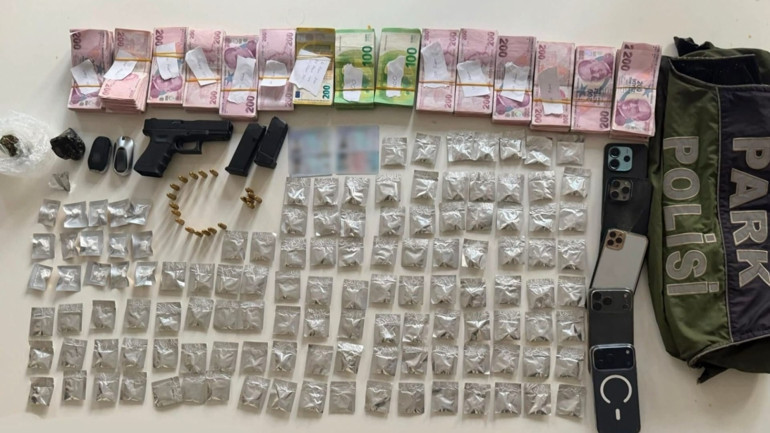 Bakırköyde polisin şüphelendiği aracın gizli bölmesinden uyuşturucu çıktı