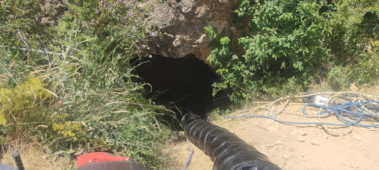 Çorumda zamanla yarış Define aradığı mağarada sıkıştı... Mağara içerisine oksijen desteği sağlanıyor
