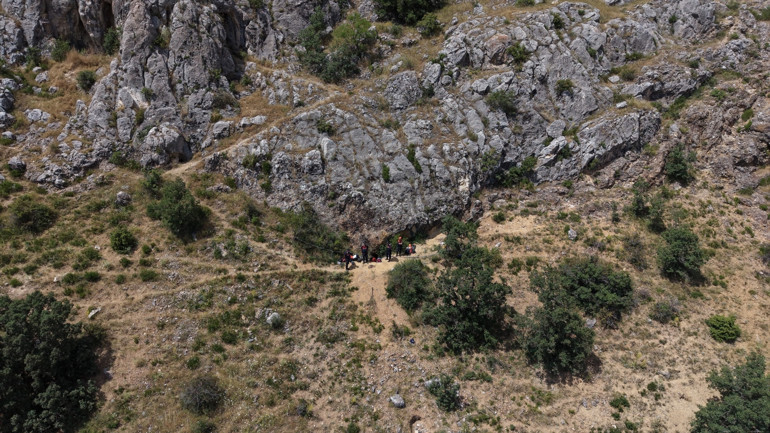 Çorumda zamanla yarış Define aradığı mağarada sıkıştı... Mağara içerisine oksijen desteği sağlanıyor