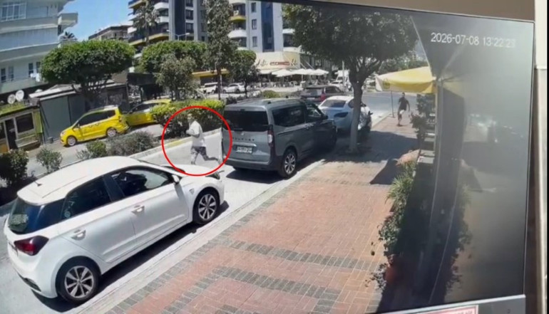 Alanyada bilgisayar oyunu sahnesi gibi olay İçinde çocuk olan aracı kaçırıp terör estirdi
